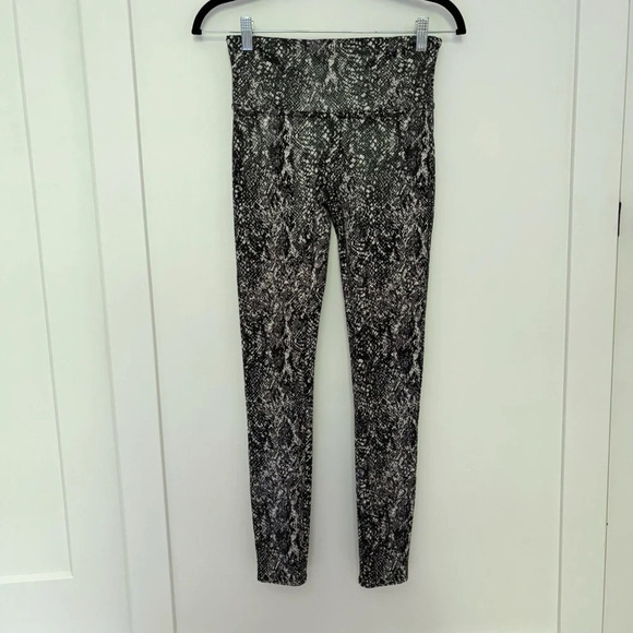 Spanx Faux Leather Snake  Shine Leggings Size M High Waist Full Length - Picture 3 of 8